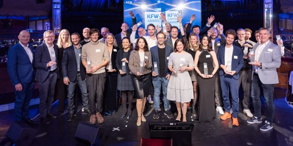 Gruppenfoto KfW Award Gründen. Aufgenommen bei der Preisverleihung in Berlin am 06.11.2025. Foto: Jonas Wresch / KfW